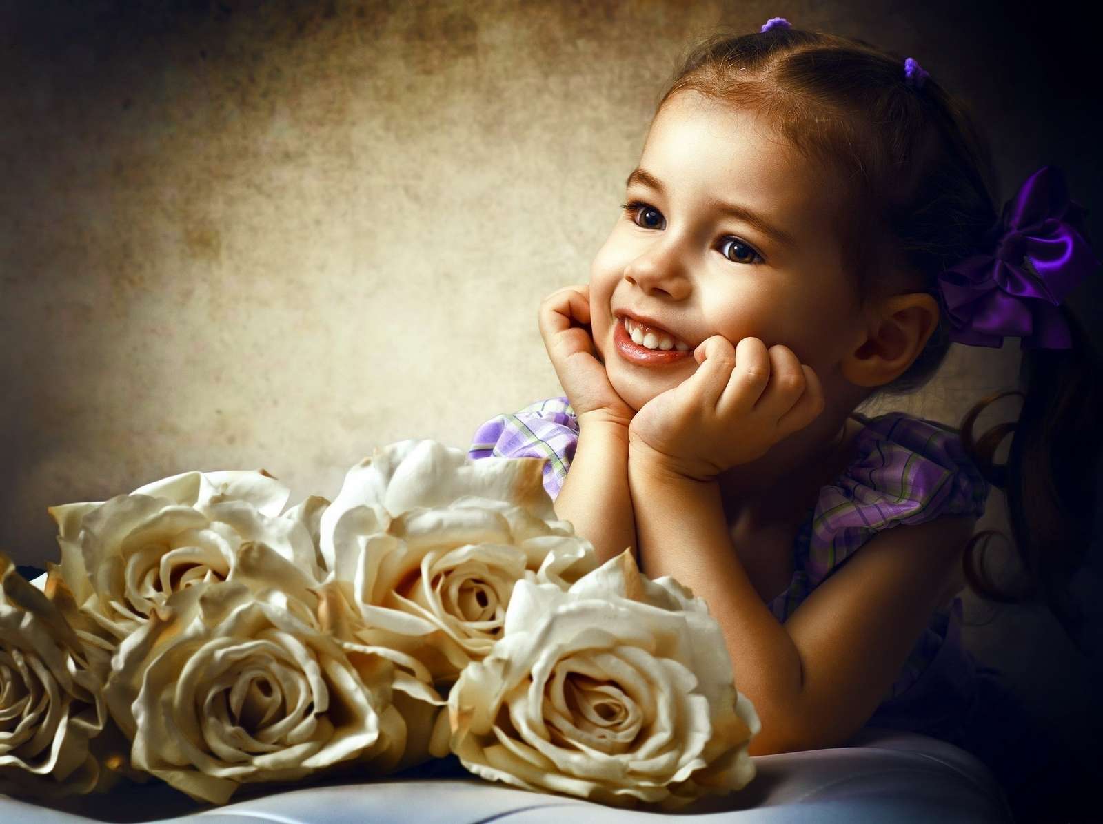 Маленька усміхнена дівчинка біля троянд пазл онлайн