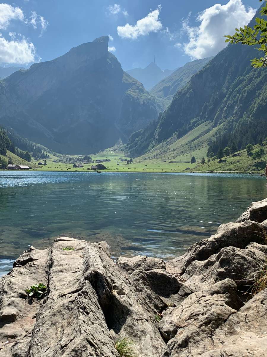 Ορεινή λίμνη στην Ελβετία online παζλ
