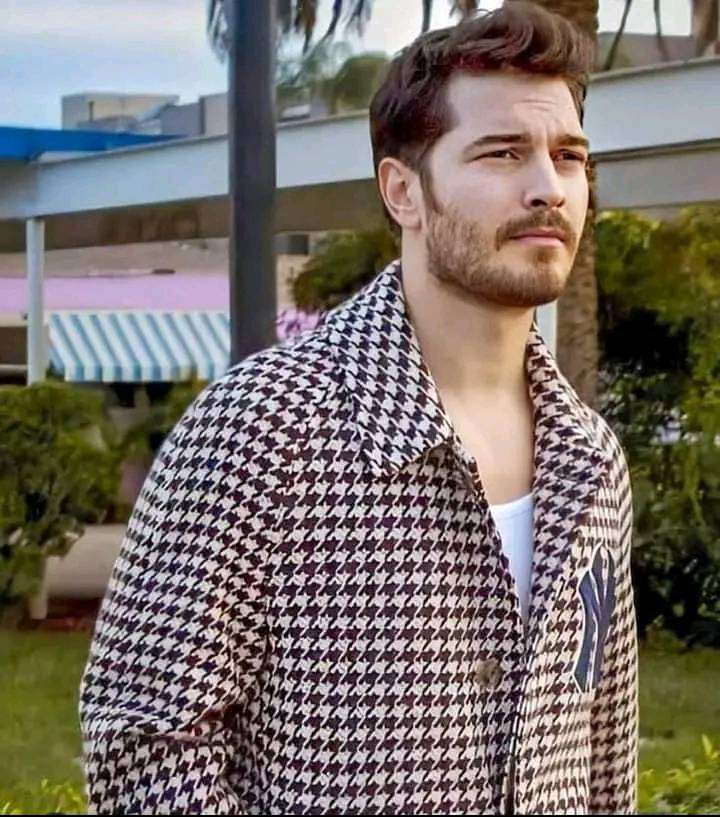 Fotomodell Cagatay Ulusoy Puzzlespiel online