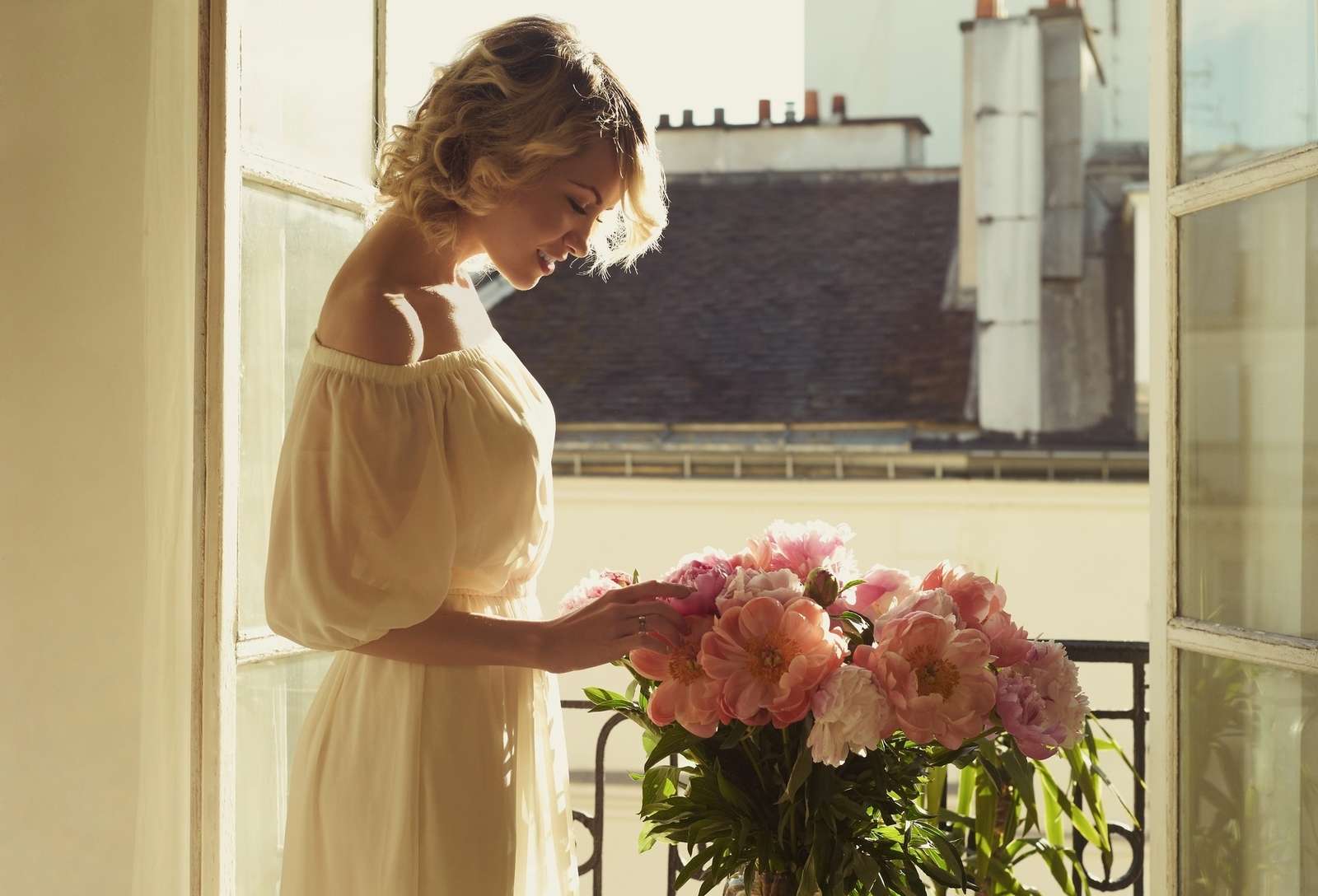 Blondes Mädchen morgens am Fenster mit Blumen Online-Puzzle