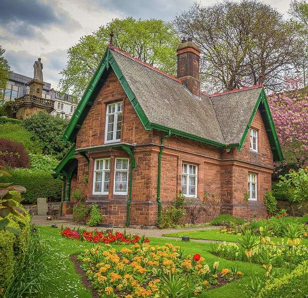 Кирпичный дом в Англии онлайн-пазл