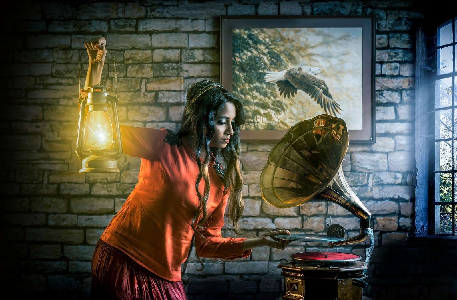 Mujer con una lámpara de queroseno frente al gramófono rompecabezas en línea