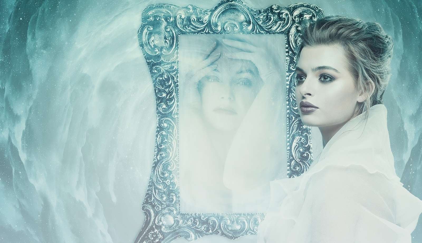 Mujer maquillada frente al espejo. rompecabezas en línea