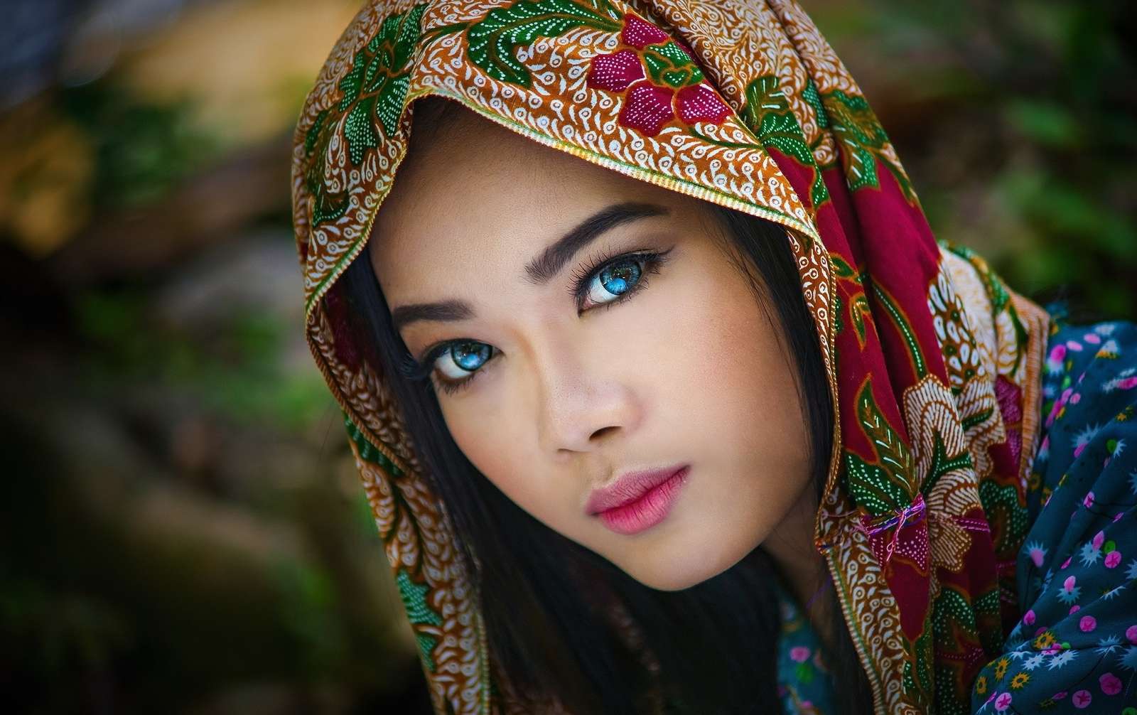 Une fille aux yeux bleus dans une écharpe colorée puzzle en ligne
