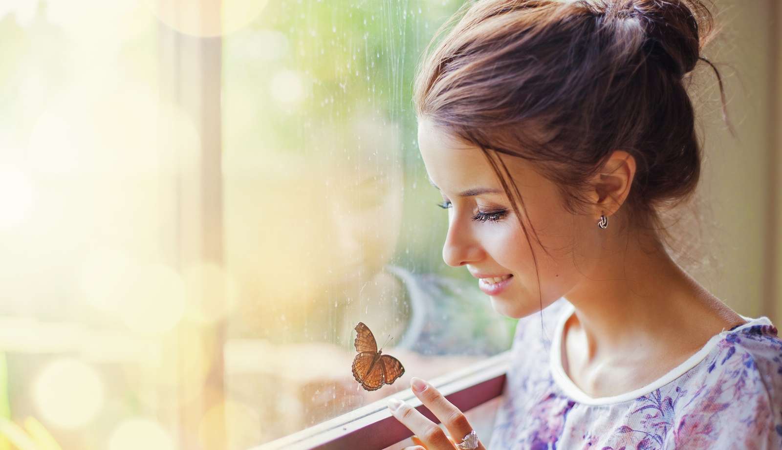 Een meisje kijkt naar een vlinder in het raam online puzzel