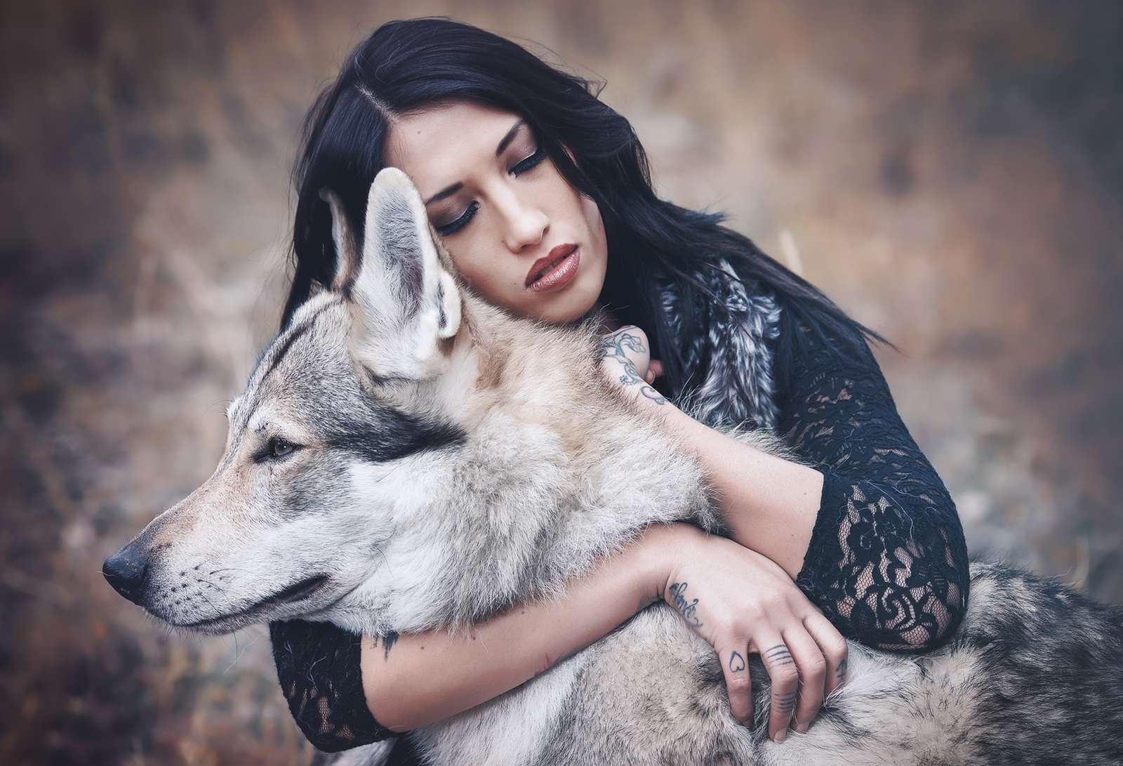 チェコスロバキアのオオカミと美しいブルネット ジグソーパズルオンライン