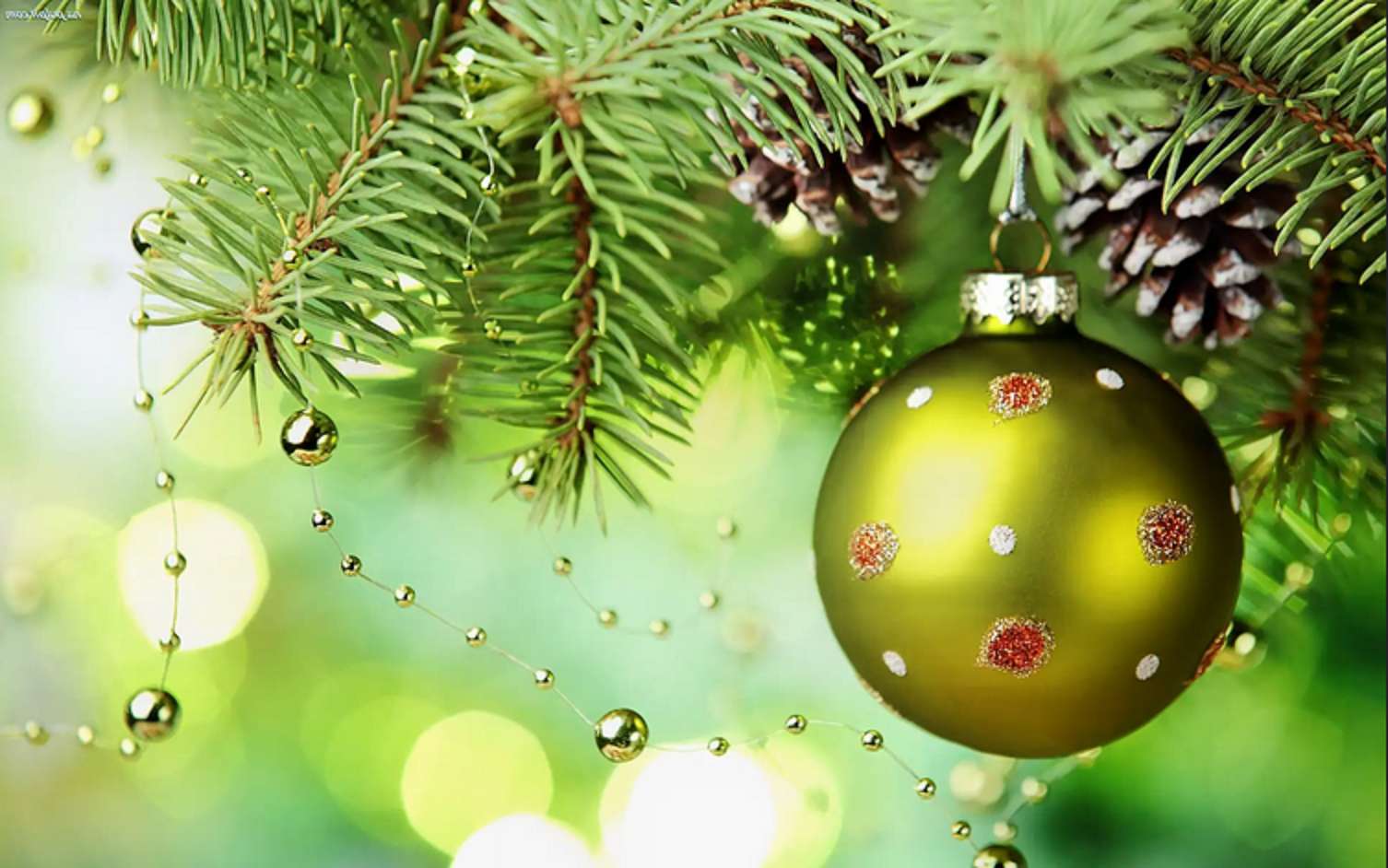 Рождественская безделушка на зеленой елке онлайн-пазл