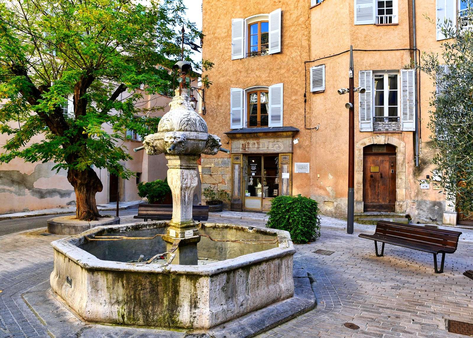 Oude binnenplaats met fontein (Frankrijk) legpuzzel online