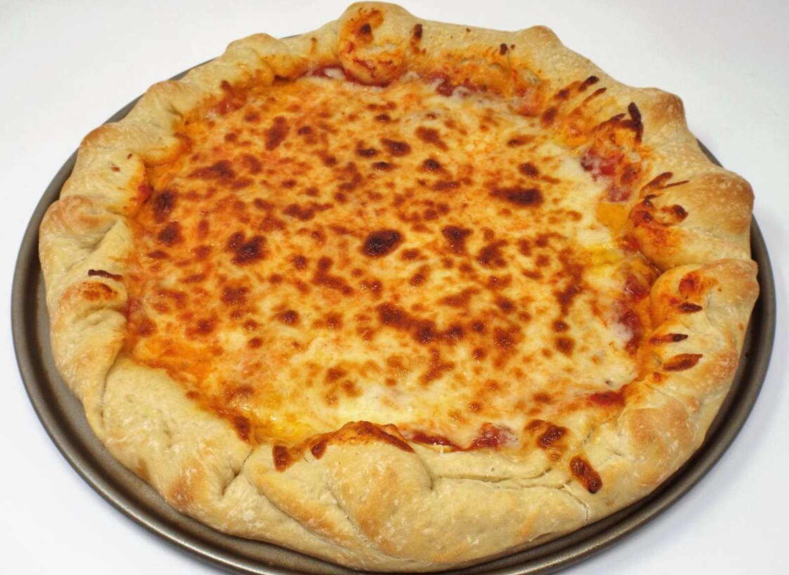 Pizza con masa rellena de tres quesos rompecabezas en línea