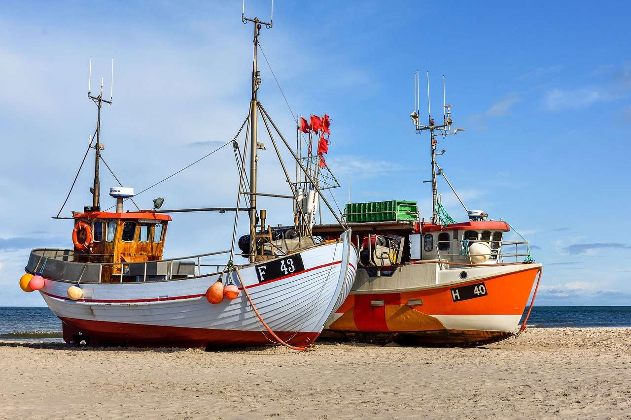 Rybářská loď, pláž, moře skládačky online