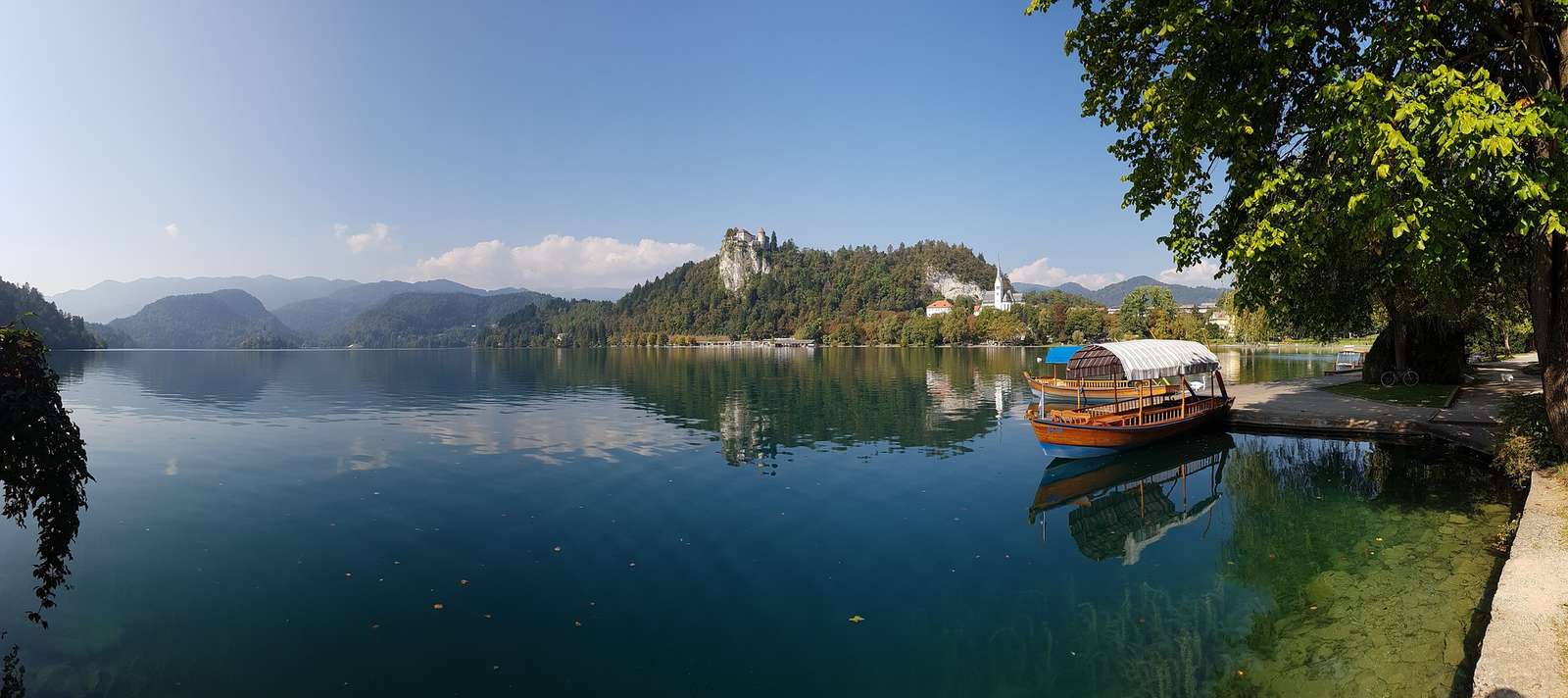 Озеро, замок, човен. онлайн пазл
