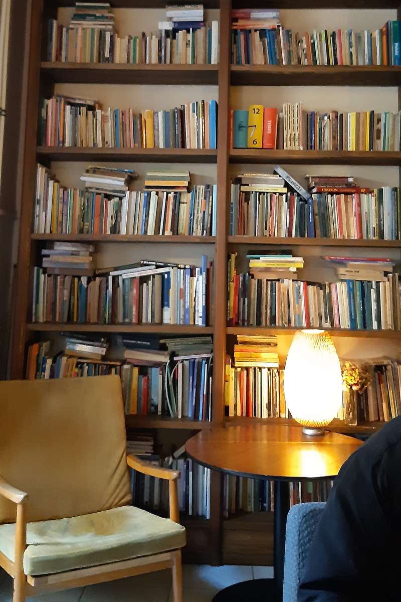 читальный зал в Люблинском кафе онлайн-пазл