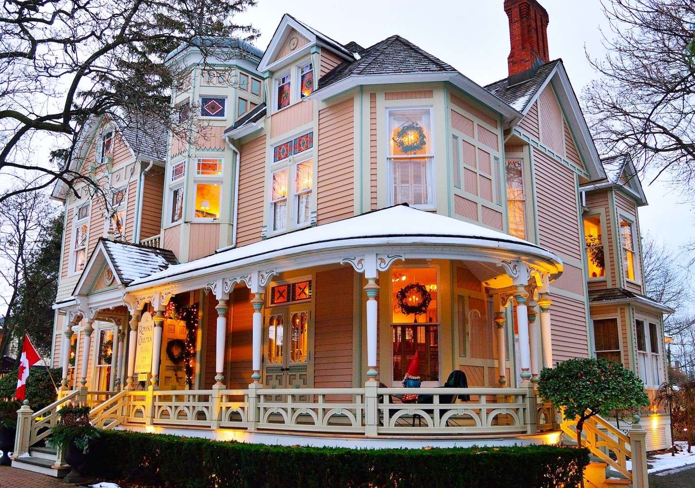 Viktorianskt hus i Kanada med juldekorationer pussel på nätet