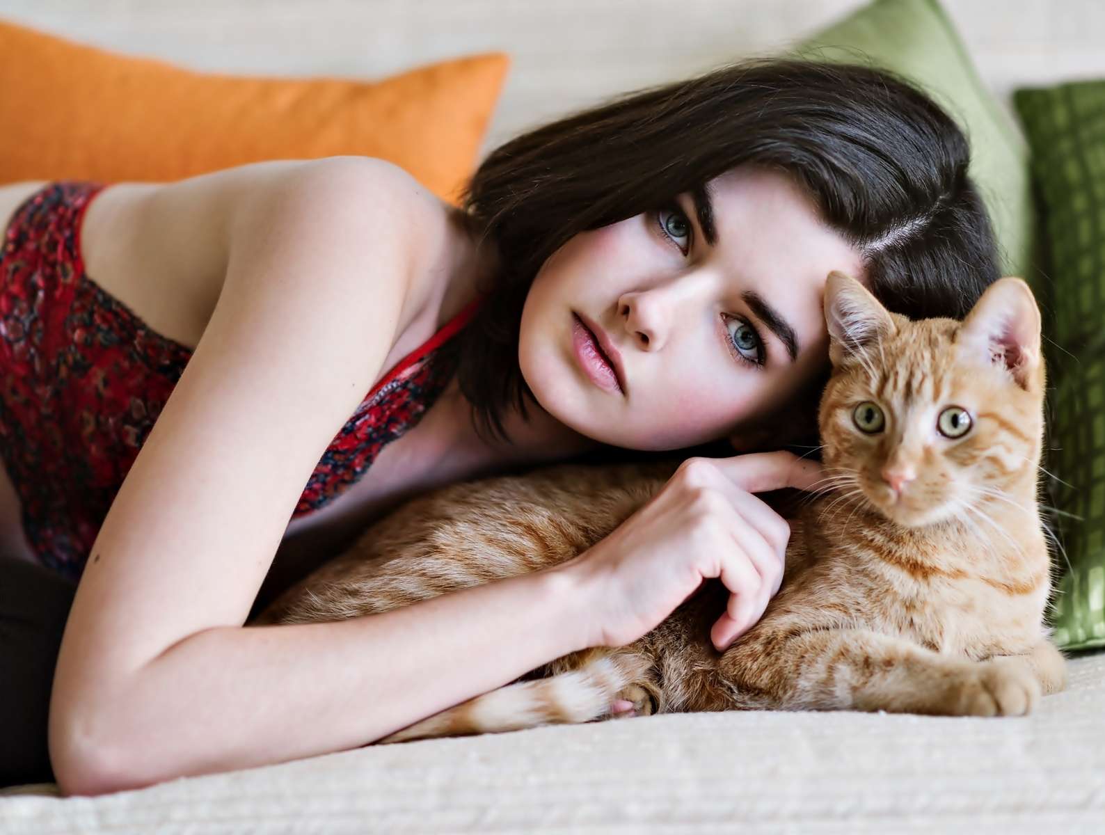 flicka med en liten kattunge Pussel online