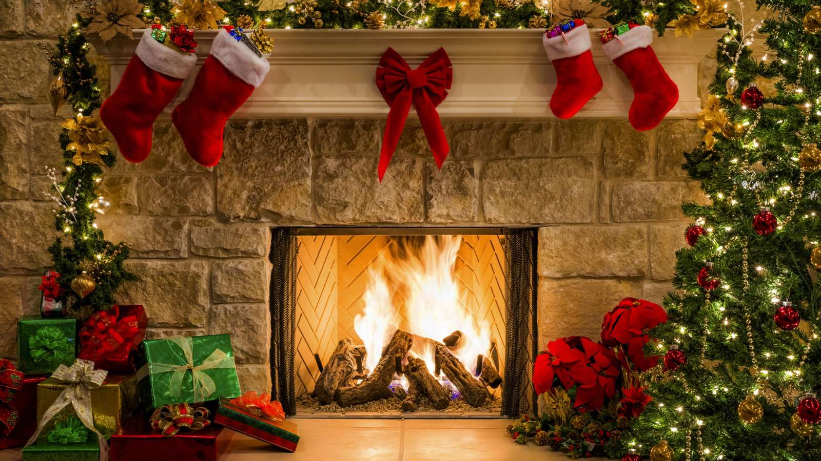 Christmas decoration around the fireplace online puzzle