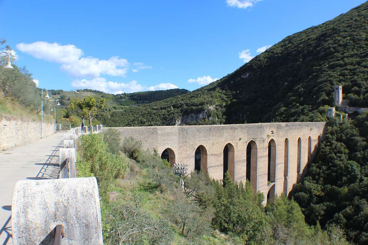 Umbría, Spoleto, Puente rompecabezas en línea