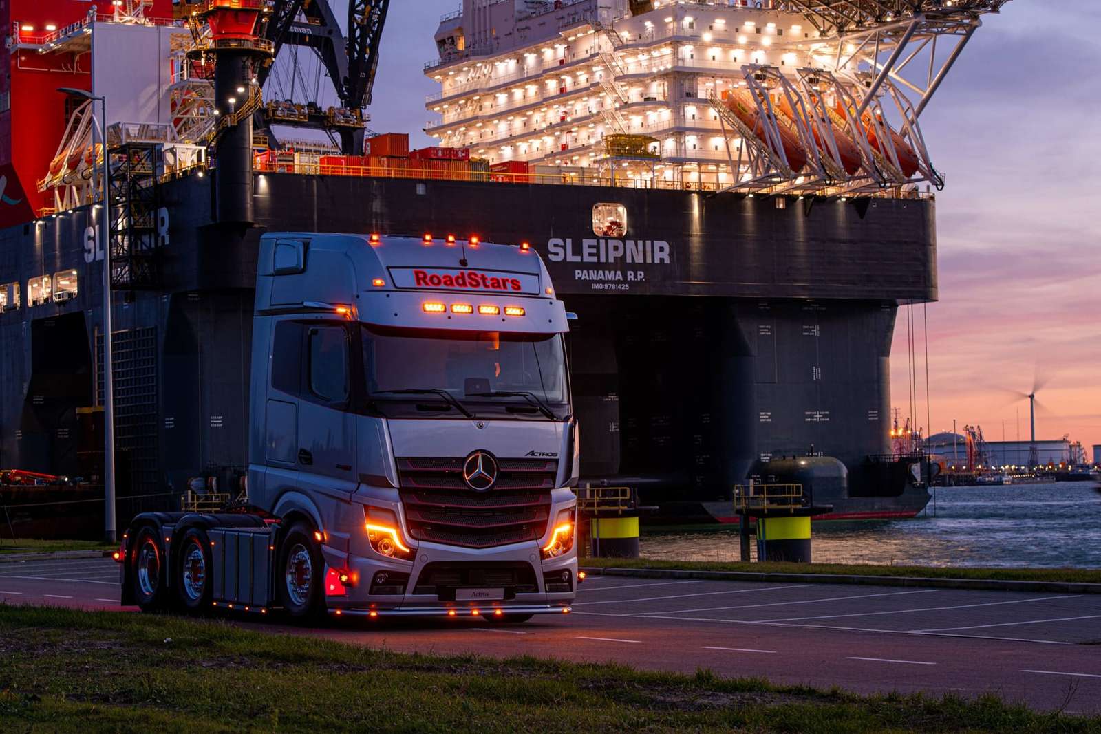 Mercedes in Port jigsaw puzzle online
