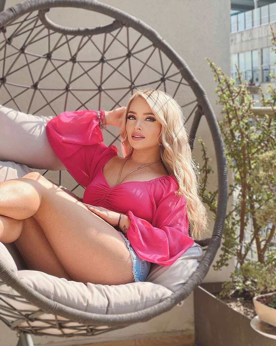 красива блондинка почива онлайн пъзел