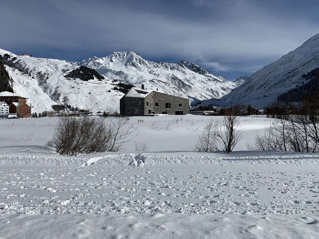 Висока долина в снігу онлайн пазл