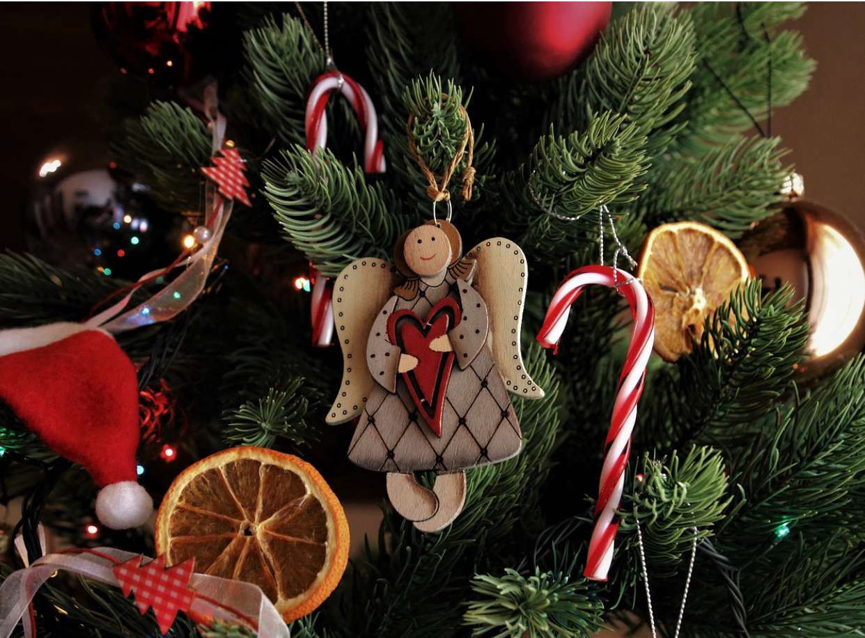 Χριστουγεννιάτικος άγγελος στο δέντρο online παζλ
