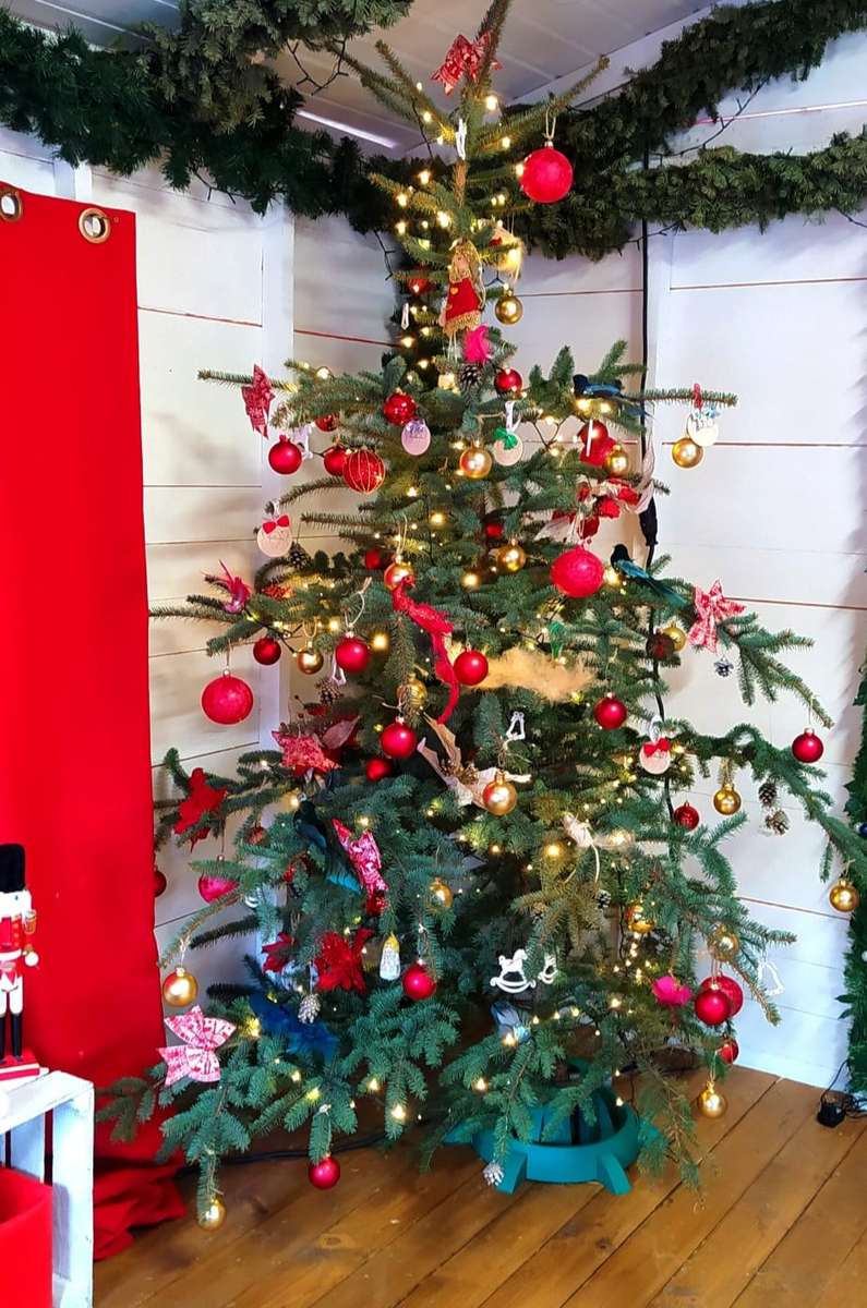 πολύχρωμο χριστουγεννιάτικο δέντρο παζλ online