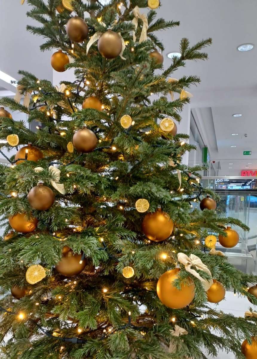 originálně ozdobený vánoční stromeček skládačky online