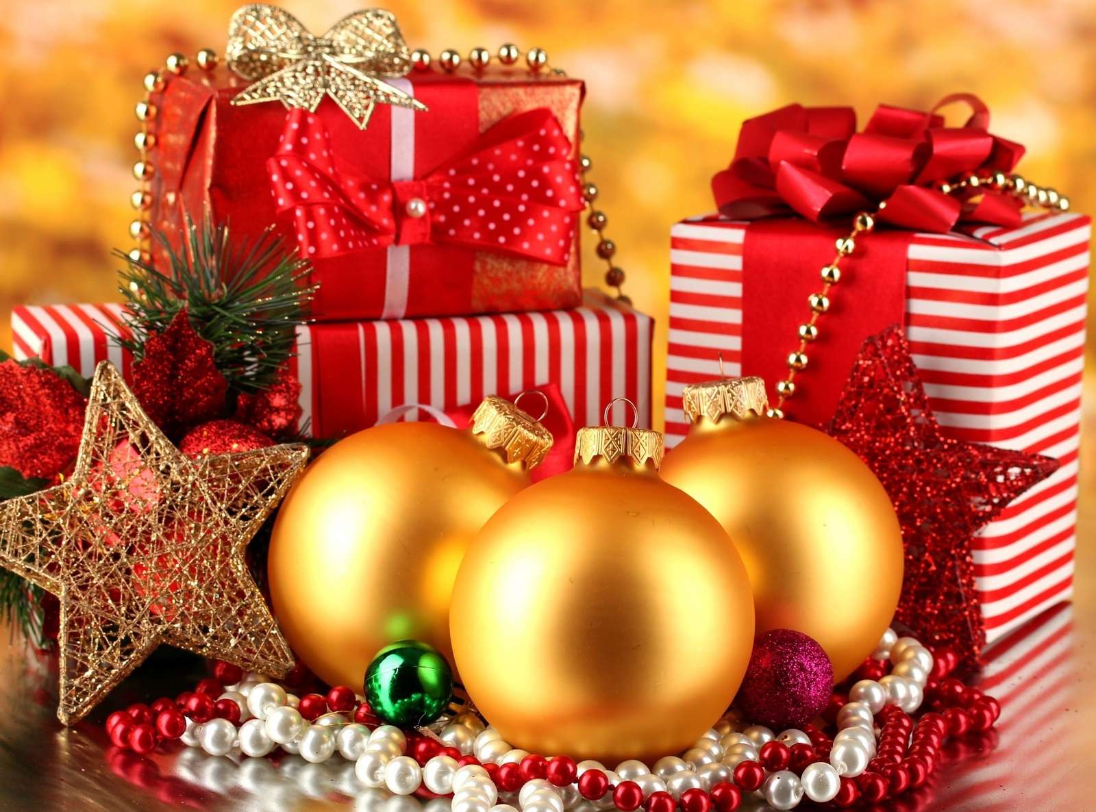 Gouden kerstballen met geschenken legpuzzel online