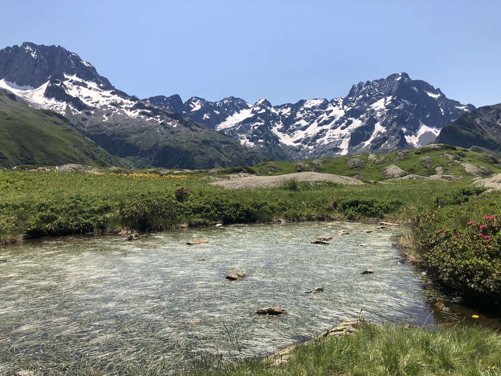 Ein See in den französischen Alpen Online-Puzzle