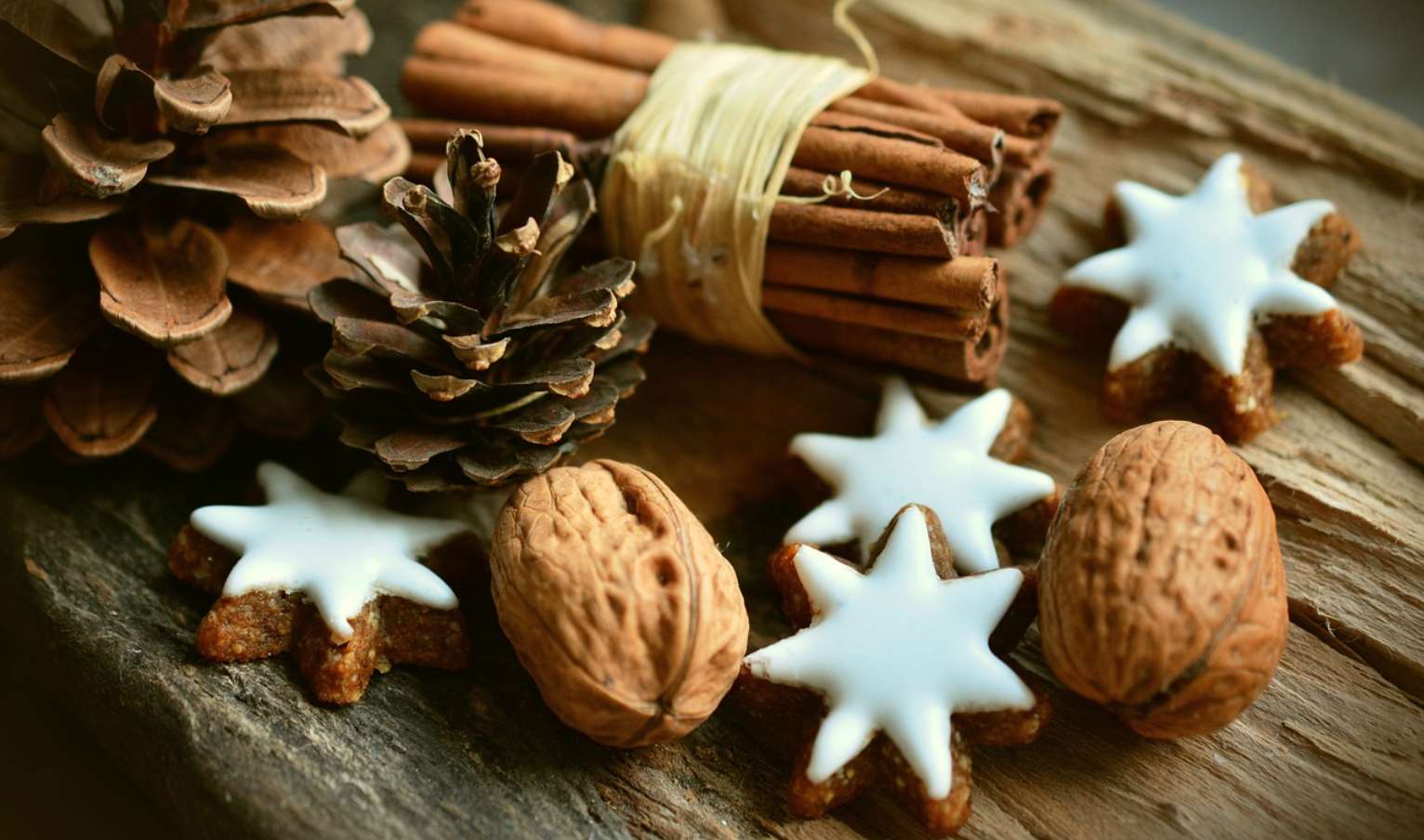 Cannelle, ananas, noix et étoiles. Noël puzzle en ligne