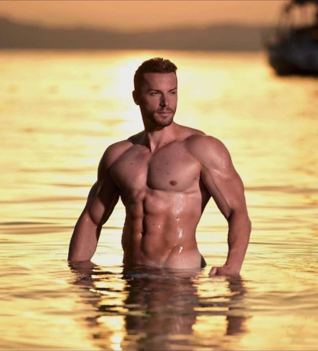 Красивый парень голый в море онлайн-пазл