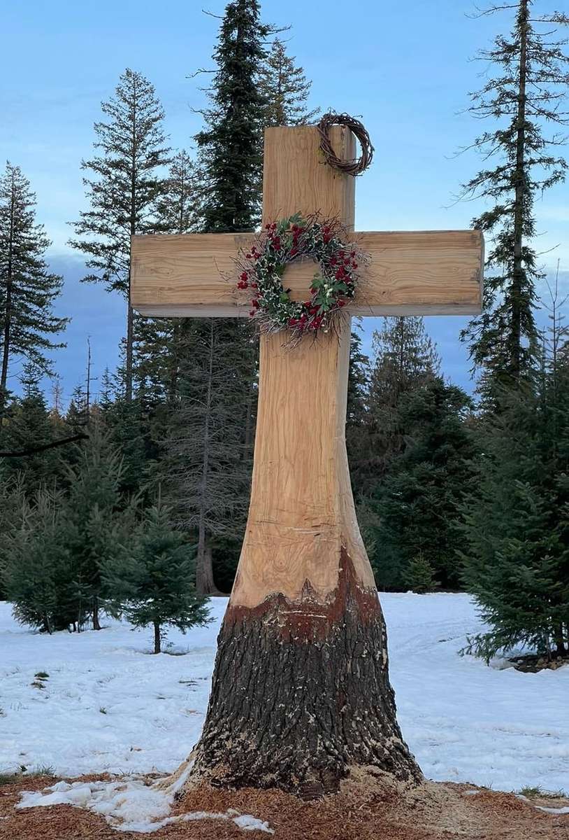 ξύλινος σταυρός στο δάσος παζλ online