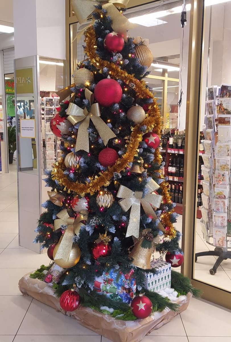 Χριστουγεννιάτικο δέντρο στις εγκαταστάσεις παζλ online