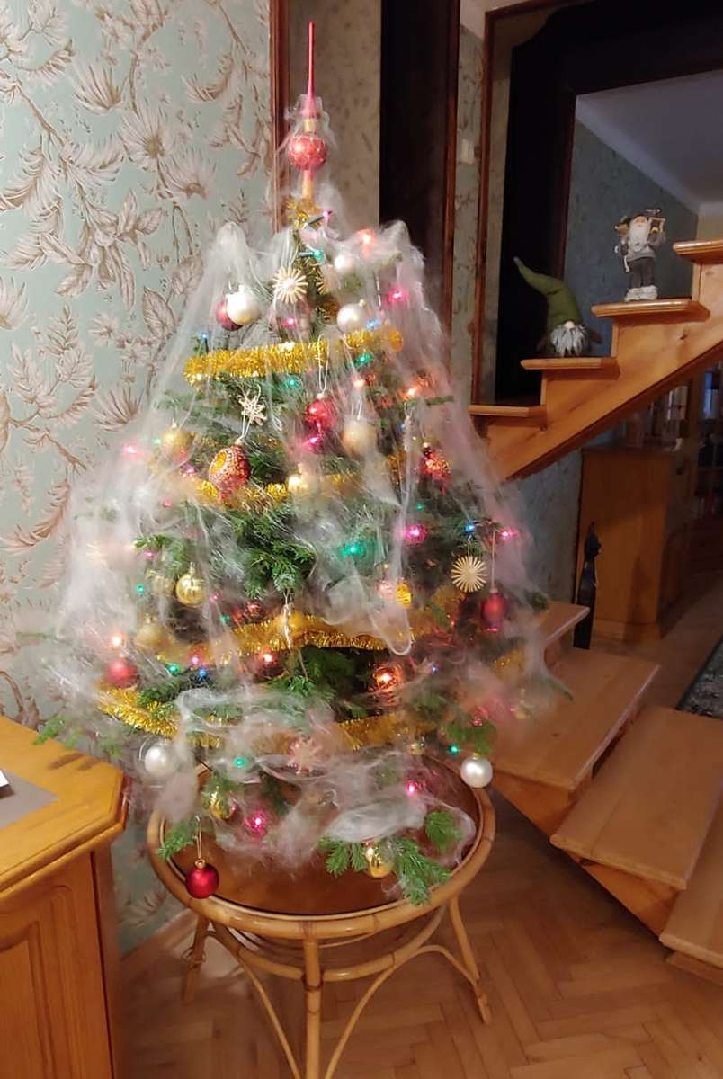 Χριστουγεννιάτικο δέντρο σε ένα παλιό σπίτι παζλ online