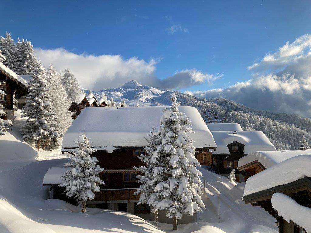 Village de montagne sous la neige puzzle en ligne