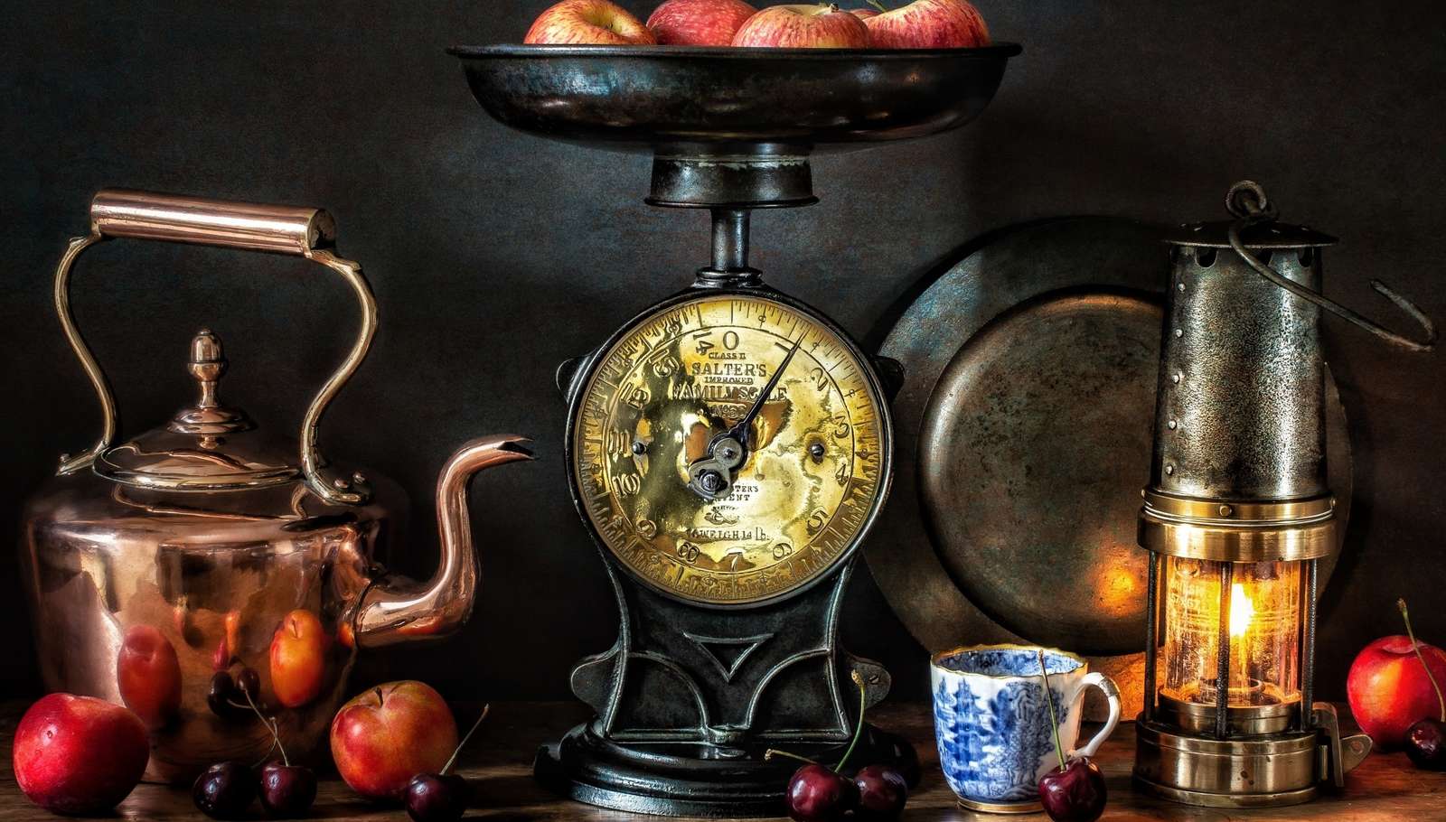 Древние весы рядом с чайником и масляной лампой онлайн-пазл