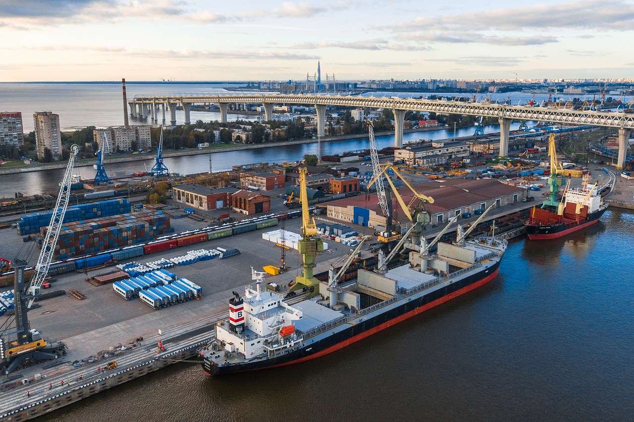 В порту петербурга нашли. Торговый порт Санкт-Петербург. Морской порт СПБ. Грузовой порт Санкт-Петербург. Большой порт Санкт-Петербург 2022.