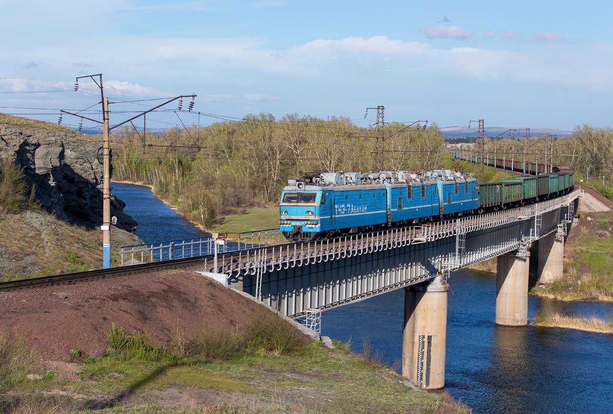 tåg som kör över bron Pussel online