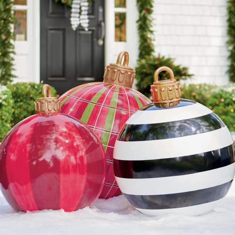 Large baubles in front of the house online puzzle