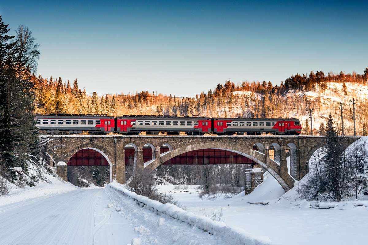 vlak jedoucí přes most skládačky online
