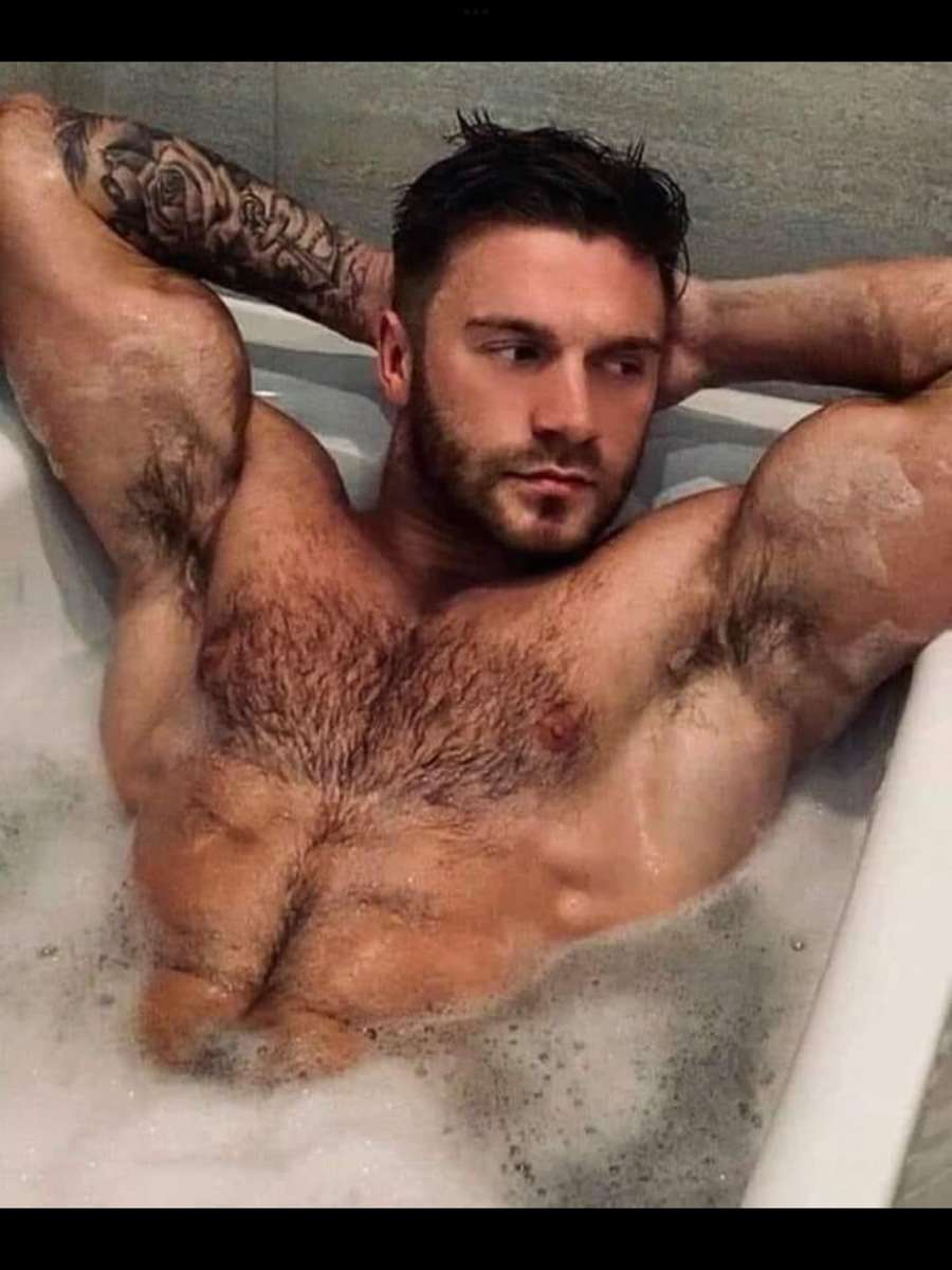 Ragazzo sexy che si rilassa nella vasca da bagno puzzle online
