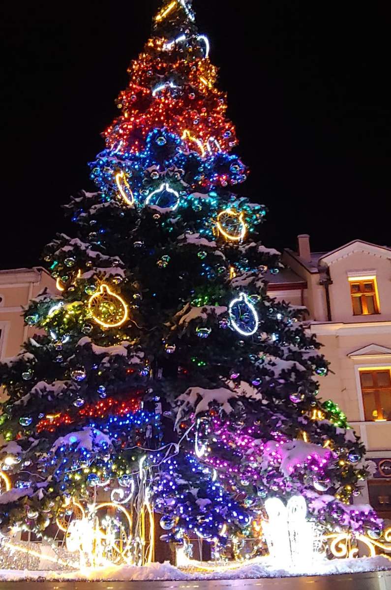 Χριστουγεννιάτικο δέντρο στην πλατεία της αγοράς στο Rzeszów τη νύχτα online παζλ