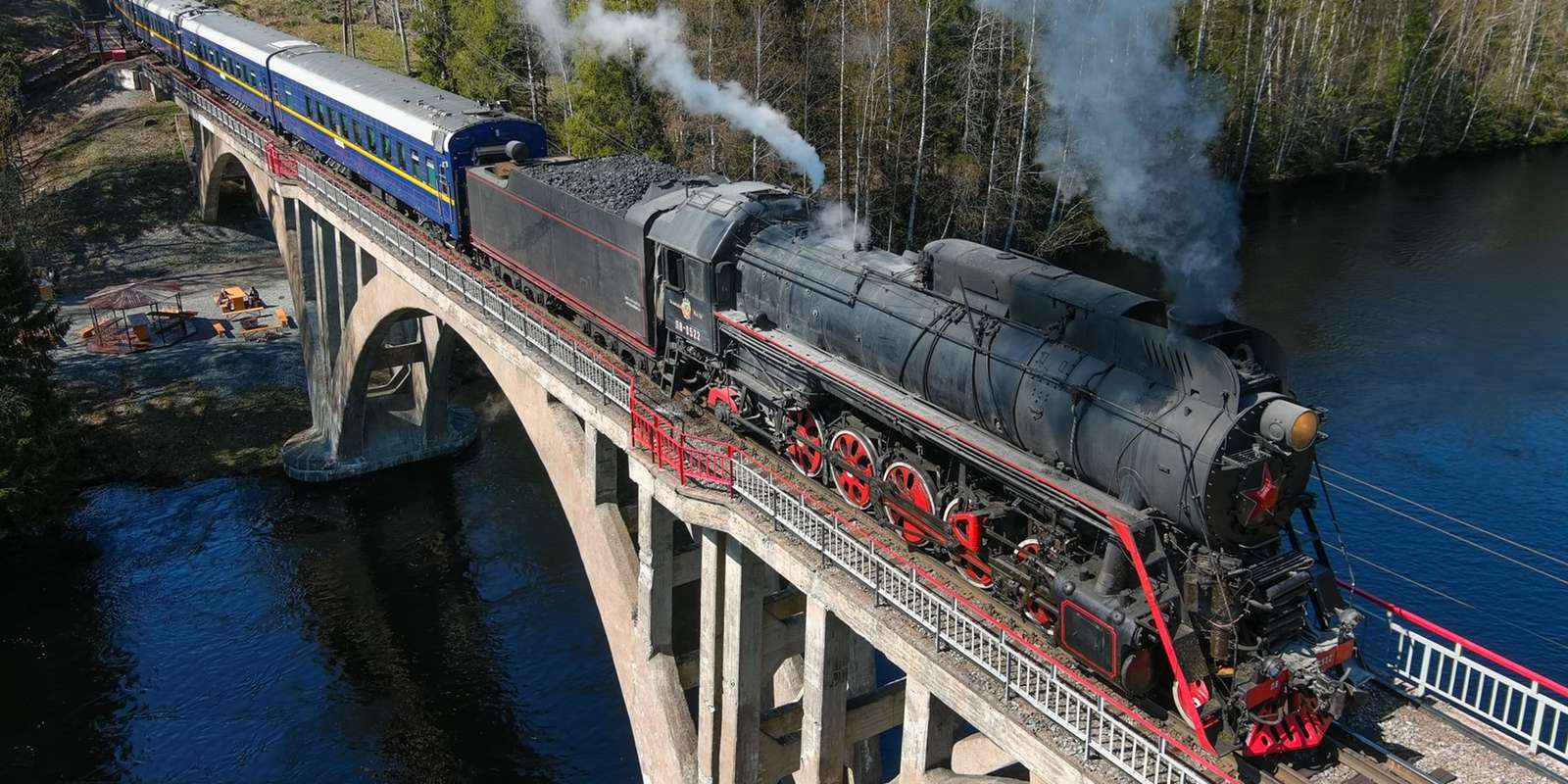 τρένο τρέχει πάνω από τη γέφυρα online παζλ
