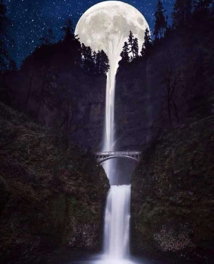 Moon Falls pod de apă jigsaw puzzle online