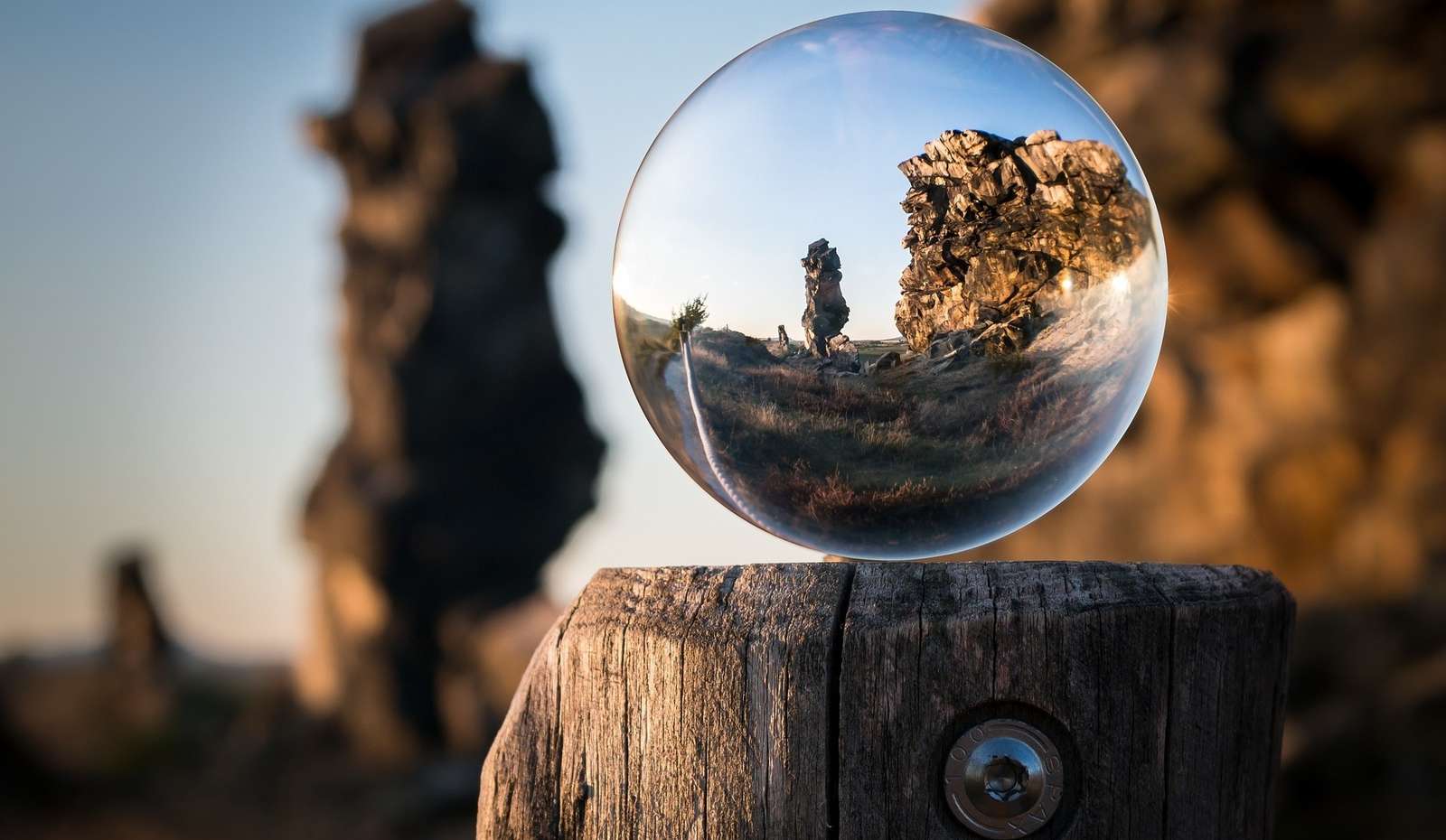 Reflectie van rotsen in een glazen bol legpuzzel online
