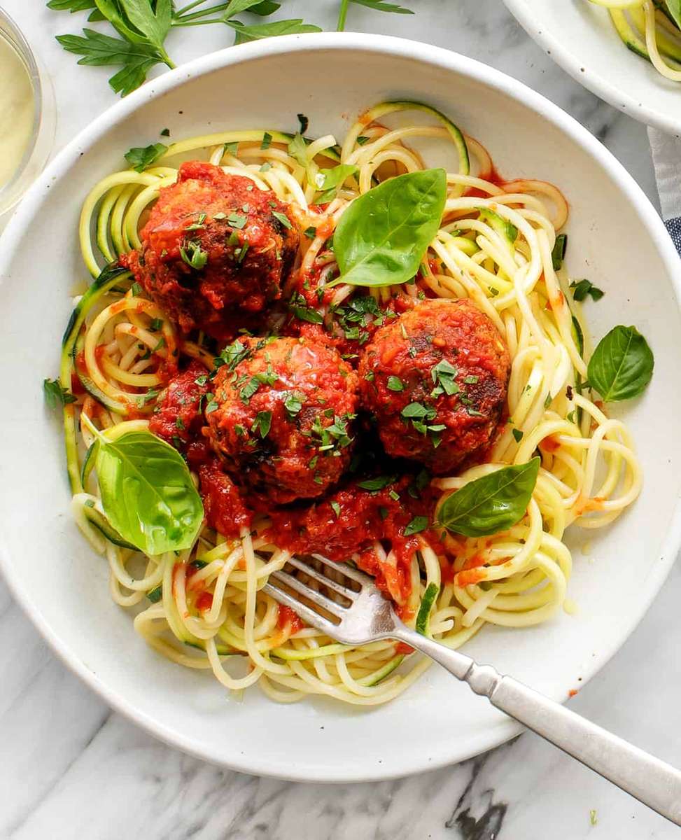 Abendessen mit Spaghetti und Fleischbällchen Puzzlespiel online