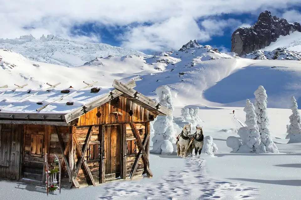 Refugio de montaña en la nieve rompecabezas en línea
