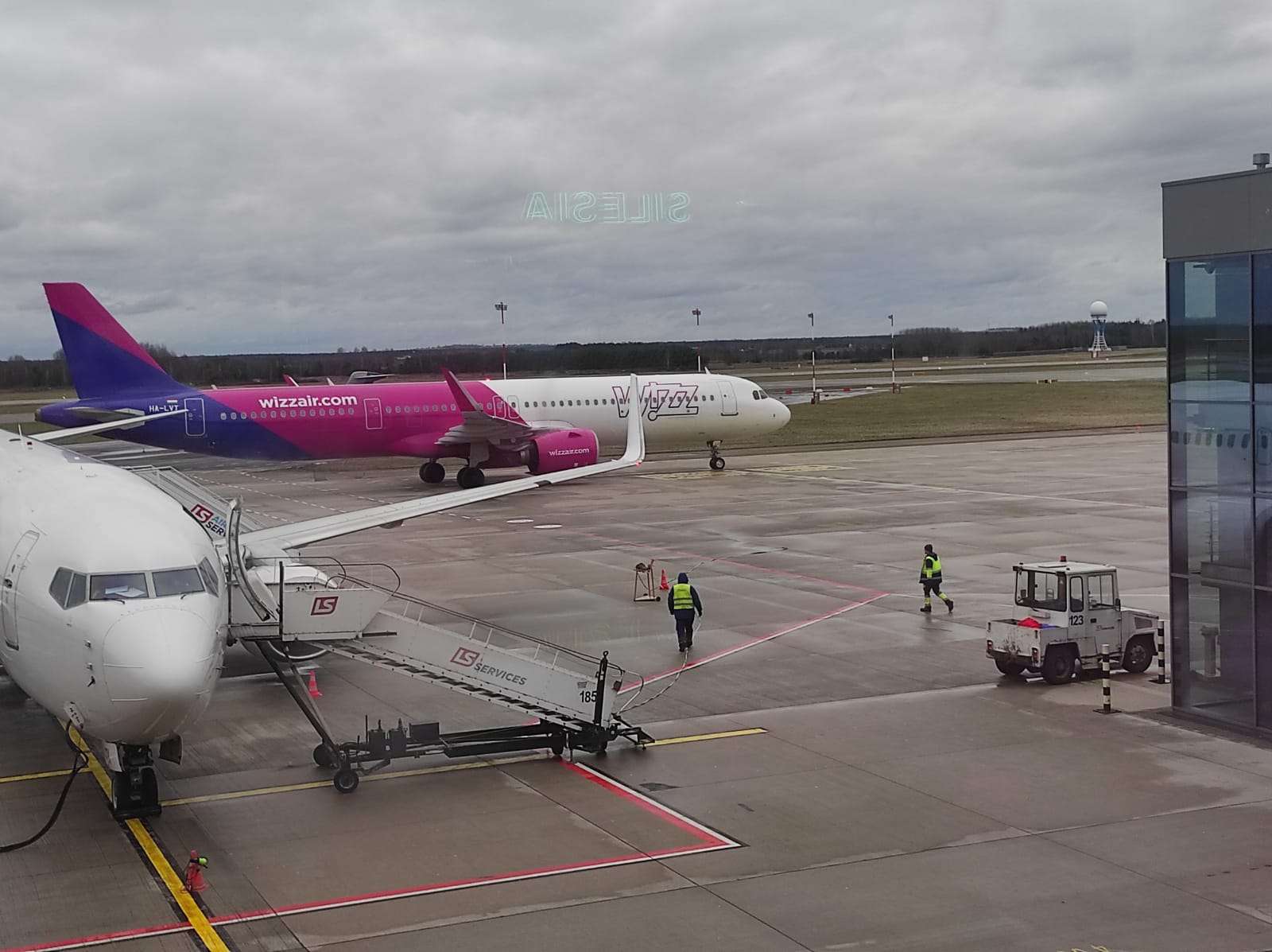 Wizzair A321 в аэропорту Катовице-Пыжовице пазл онлайн