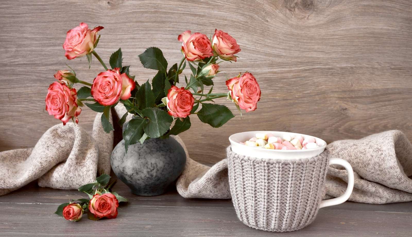 Розы в вазе рядом с кружкой с зефиром онлайн-пазл