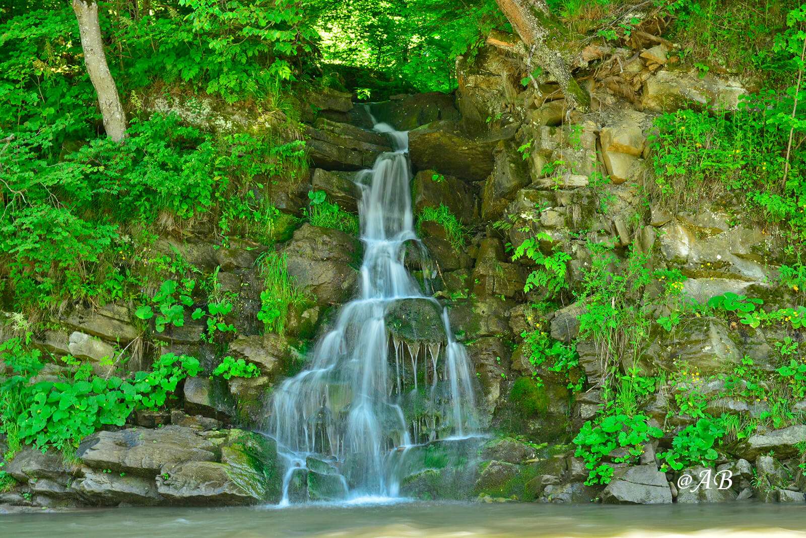 Ein bezaubernder Wasserfall im Bieszczady-Gebirge Puzzlespiel online