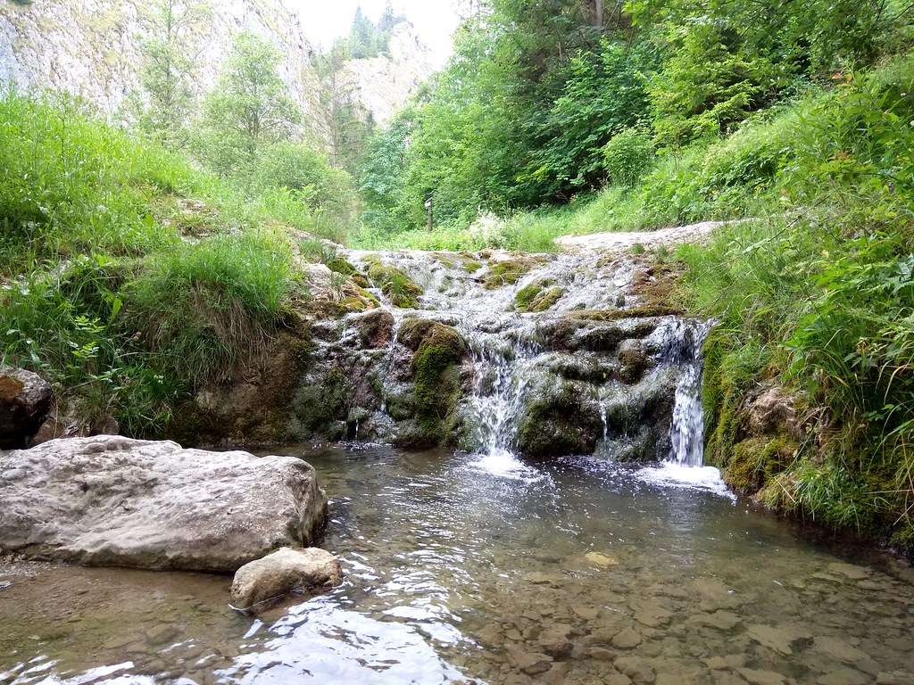 ピエニィ山脈の小さな滝 ジグソーパズルオンライン